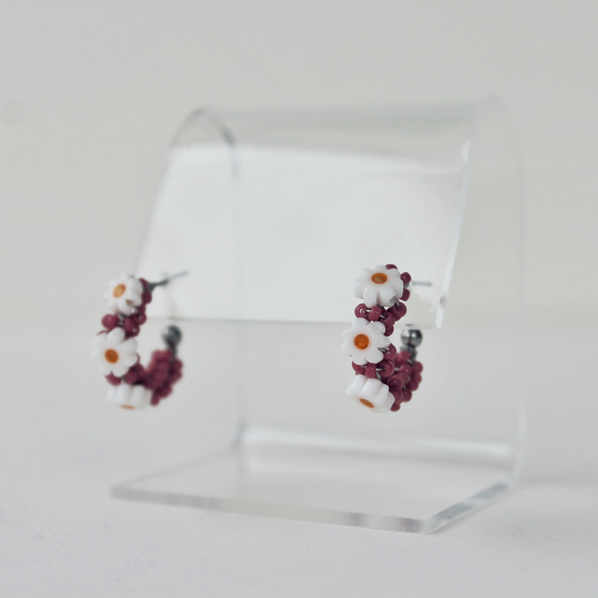 Petits anneaux perlés avec marguerites